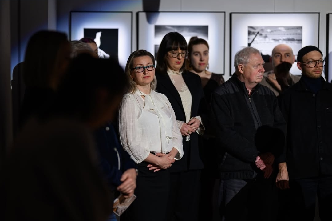 Tłum ludzi. Monika Frys-Żurek pośrodku. Słuchanie przemowy powitalnej.